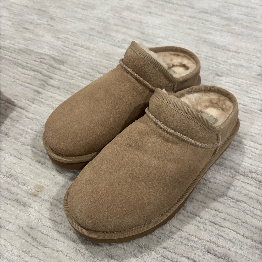 UGG Women  BRAND NEW NEVER WORN IN BOX Classic slipper